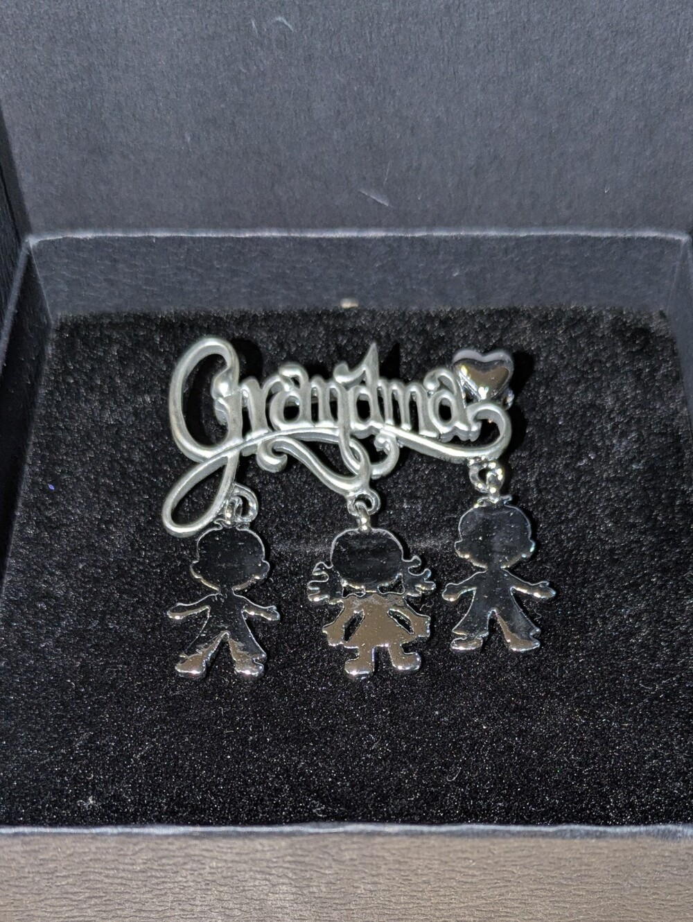 Grandma Script Charm Pin with Three Child Dangling Figures - Silver Tone